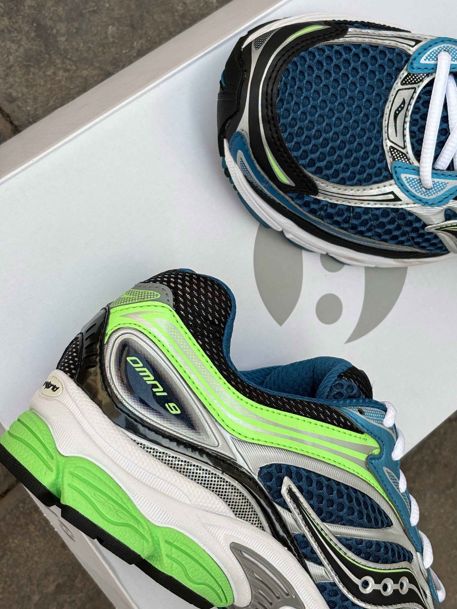 SAUCONY OMNI-9 VERT/BLUE – Image 4